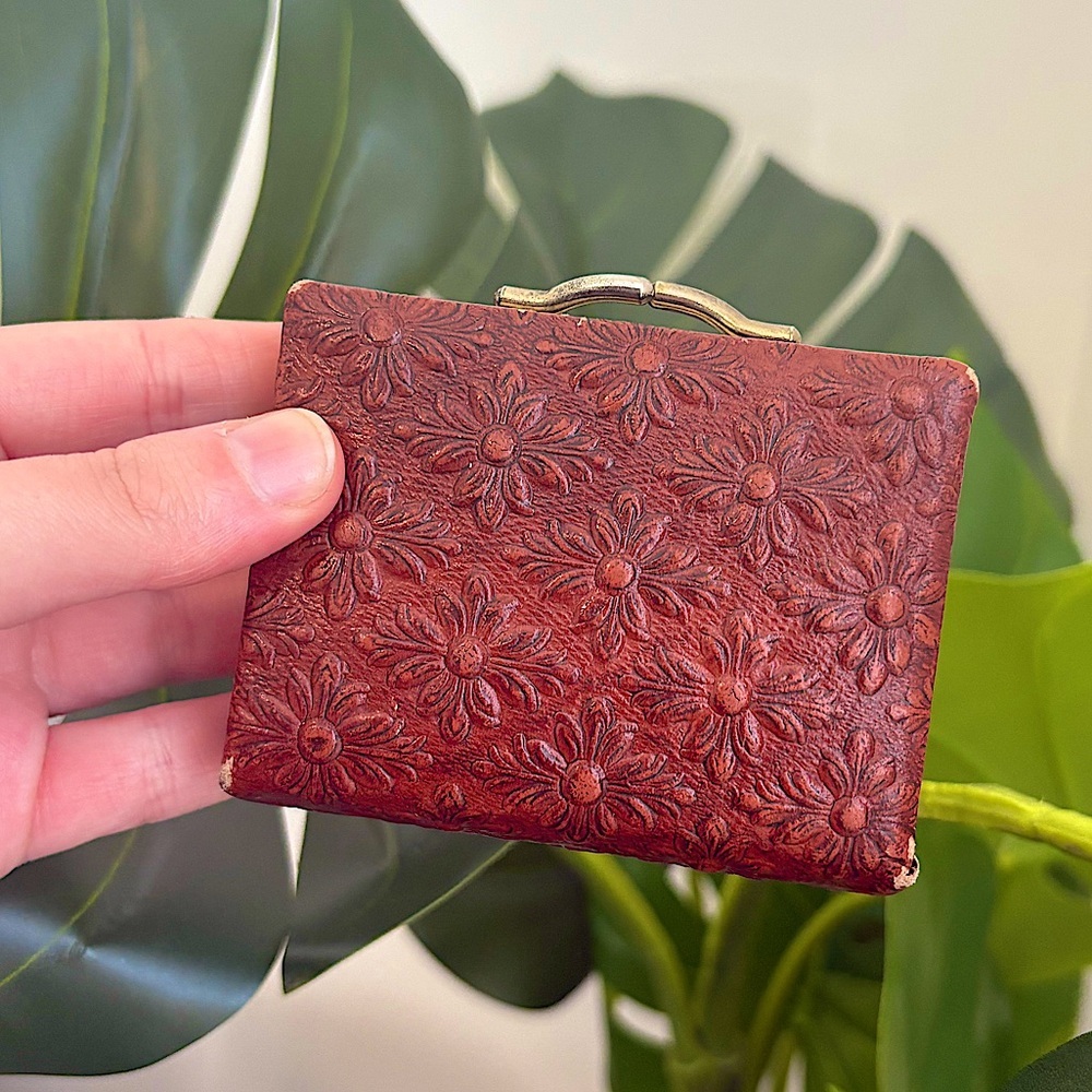 Vtg‎ Leather Kisslock Embossed Patterned Mini Coin Purse